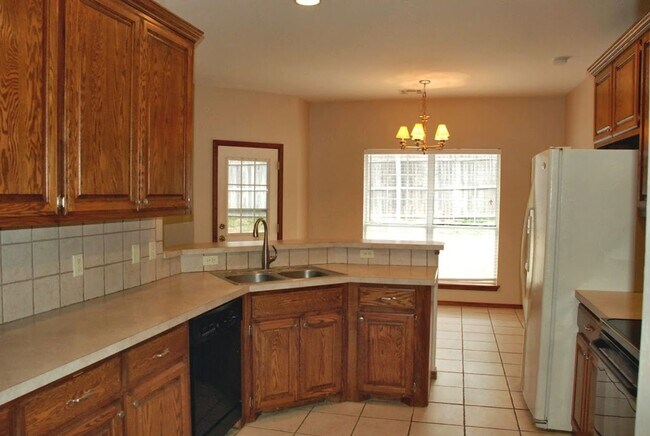 Building Photo - Wonderful 4 bedroom, 2 bath home in Deer C...
