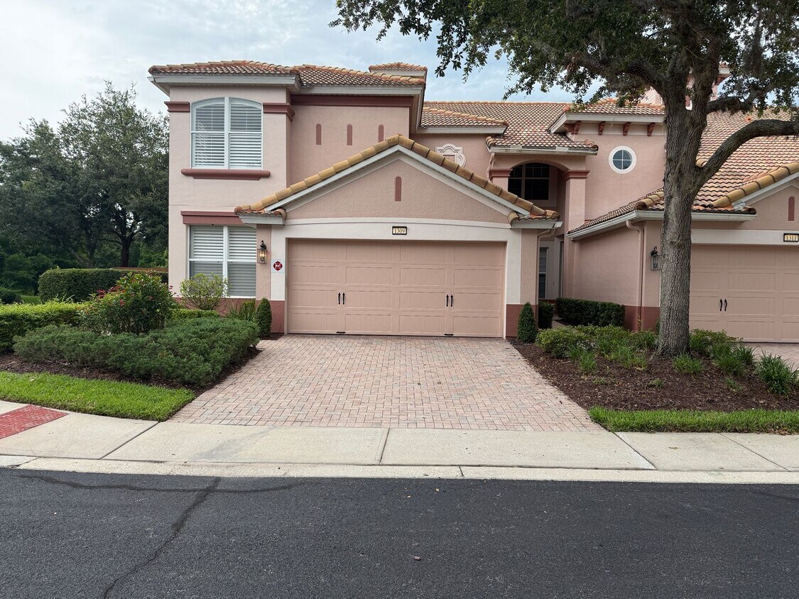 Foto principal - Spacious Townhome For Rent