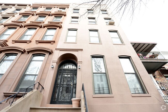 Building Photo - 580 Henry St