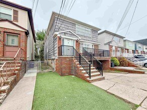 Building Photo - 502 Ave E