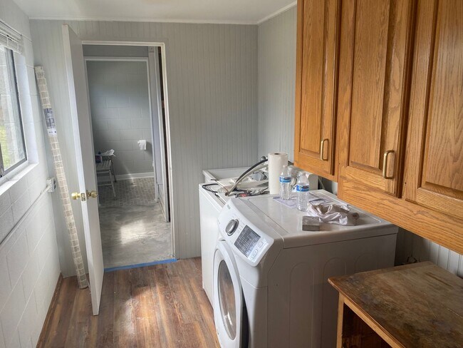 Foto del edificio - Burlington Two Bedroom with Large 2 Bay Shop