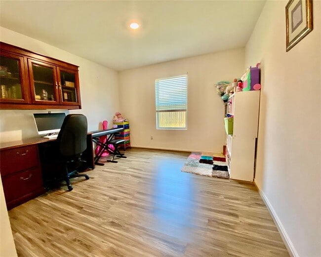 Building Photo - 104 COSMOS LN