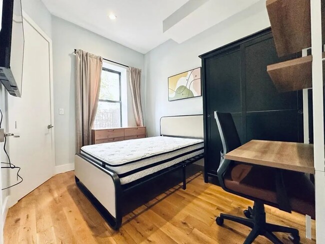 Foto del edificio - Furnished room/NOT APARTMENT