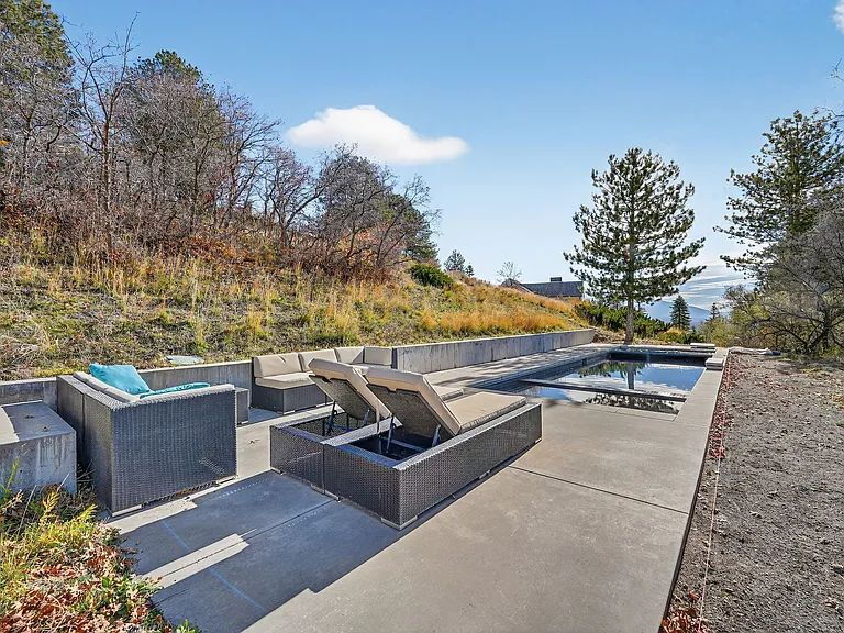 Building Photo - "Spacious 5-Bed Gem with 3 Full Baths in Prime Port St. Lucie Location!"