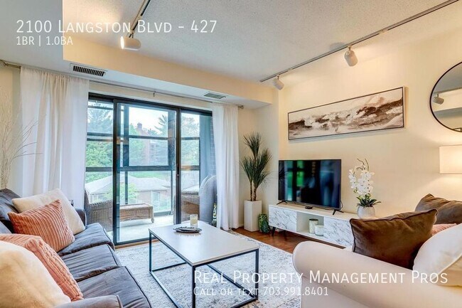 Building Photo - Stunning & Spacious Astoria Condo- Walk to...