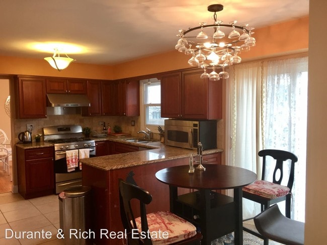 Building Photo - 848 Chaucer Way