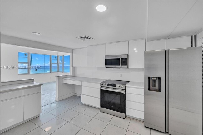 Foto del edificio - 5255 Collins Ave