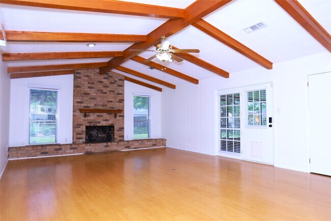 Foto del edificio - 115 Irwin Rd