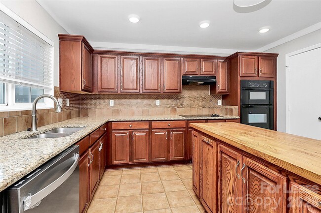 Building Photo - 15611 Normans Landing Dr