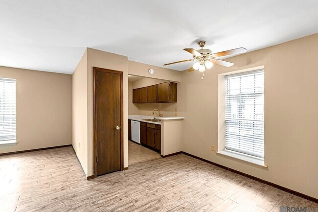 Foto del edificio - 2100 College Dr