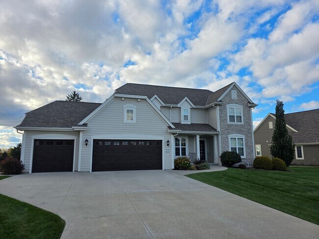 Foto del edificio - Like New 5 bedroom Pewaukee home in Broken...