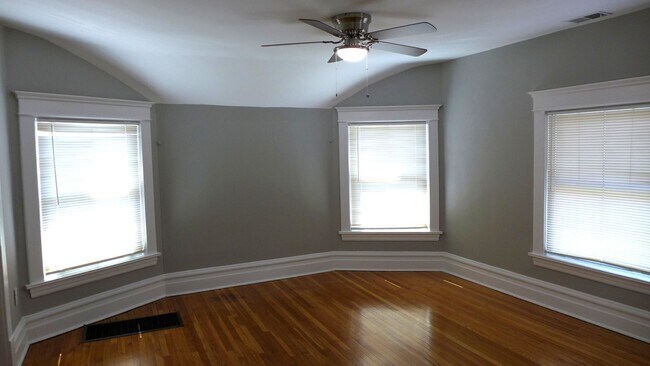 Foto del edificio - 136 Elgin Ave