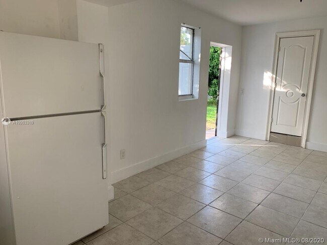 Building Photo - 929 SW 9th St