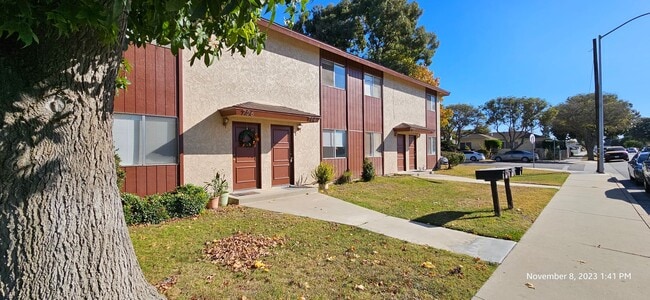 Building Photo - Large Two Story Apartment with Detached On...