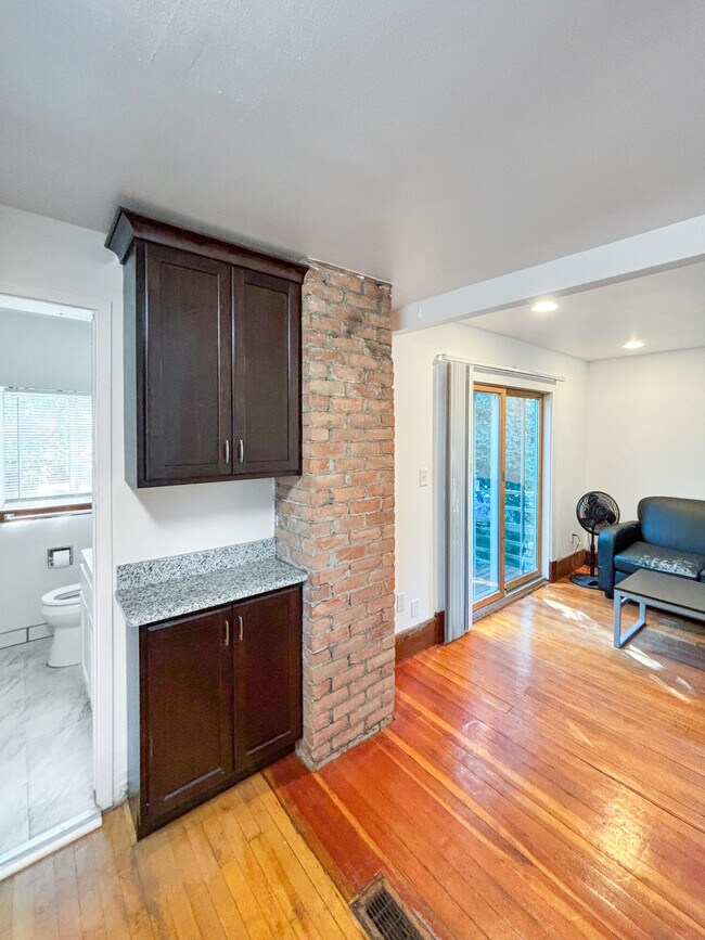 Foto del edificio - 1031 S Forest Ave