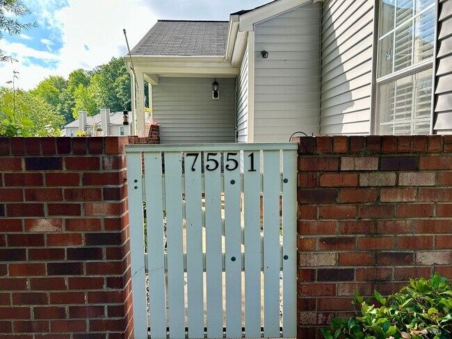 Foto del edificio - 3BR End Unit w/ Garage, Deck, Patio & 2 Fireplaces, Private fenced Backyard