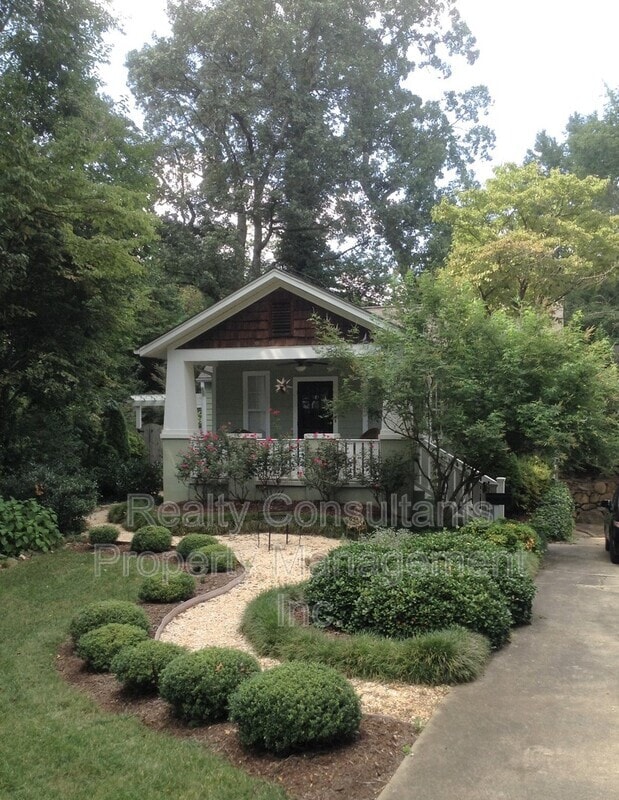 Photo - 2461 Lyndhurst Ave House