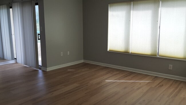 Foto del edificio - 7501 River Rd
