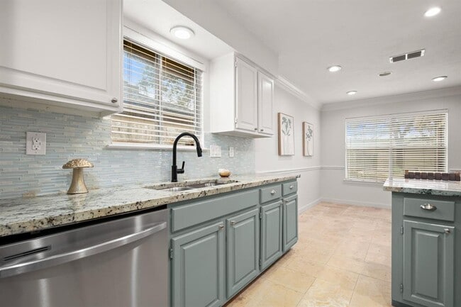 Building Photo - 4822 Transit Cir