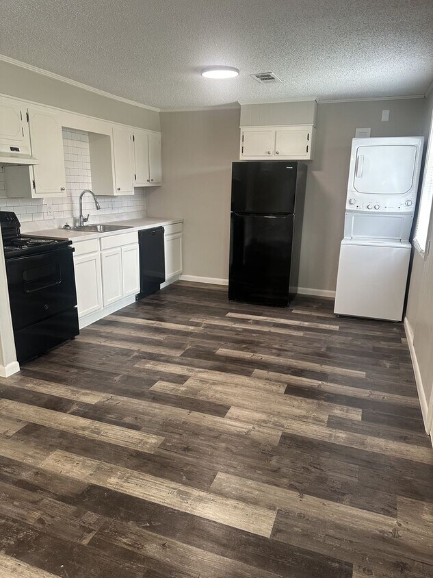 Primary Photo - Newly Remodeled 2 Bedroom, 1 Bathroom Triplex