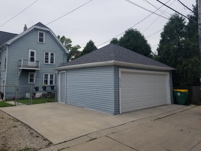 Cochera - 4516 N Bartlett Ave
