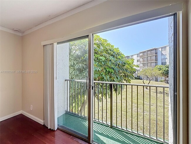 Foto del edificio - 8740 N Sherman Cir