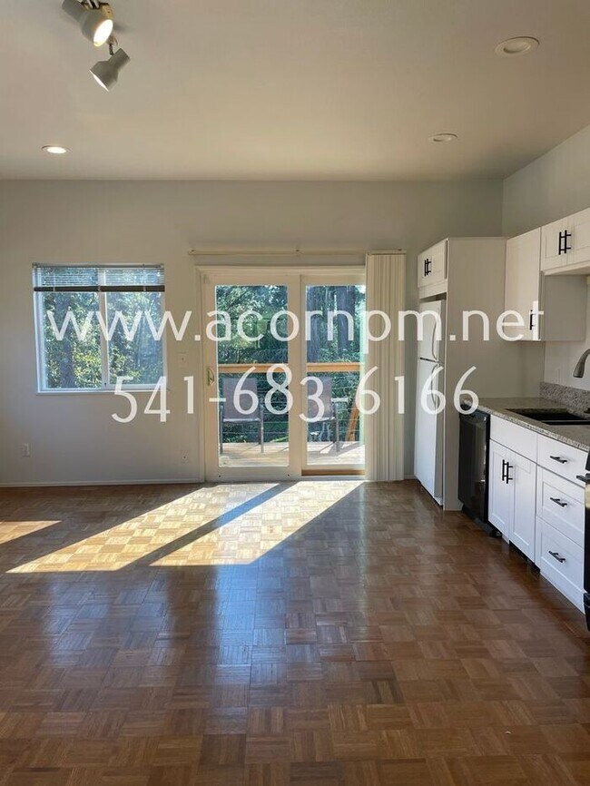 Building Photo - Large 4BD/3BA Home Near Hendricks Park. Tw...