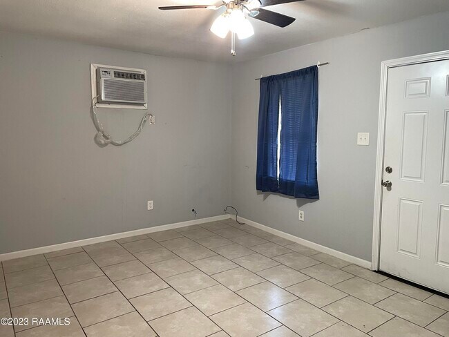 Building Photo - 713 Sally Mae St