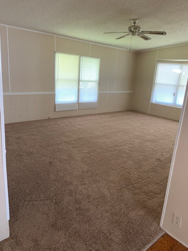 Foto del edificio - Two Bedroom Two Bath Mobile Home with Bonu...