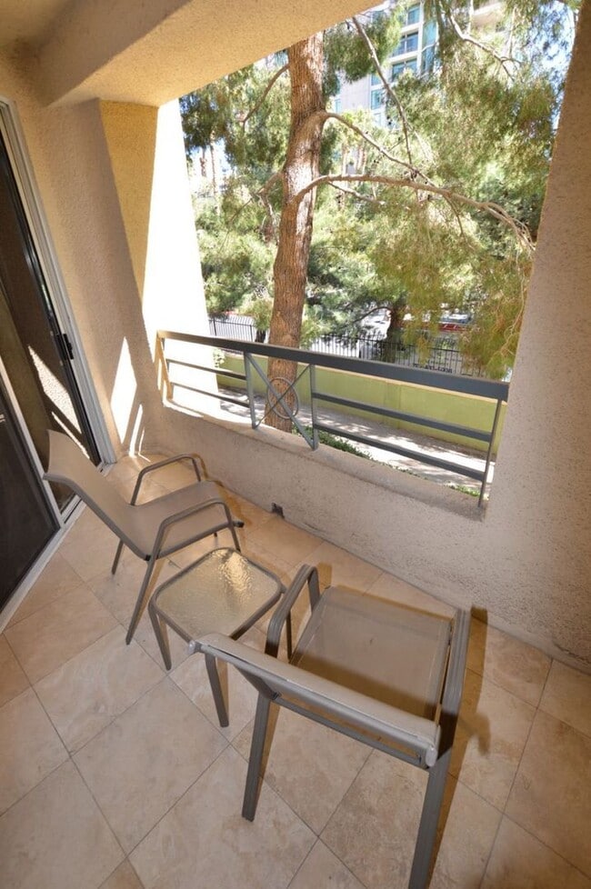 Building Photo - Meridian Furnished 2 Bed | 2 Bath Condo wi...