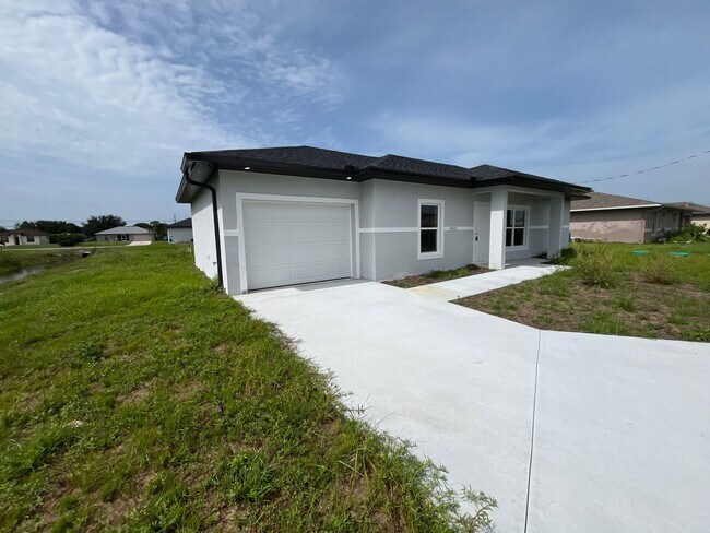 Foto del edificio - BRAND NEW MODERN SF HOME 3BD+den/2BA with GARAGE IN LEHIGH ACRES!