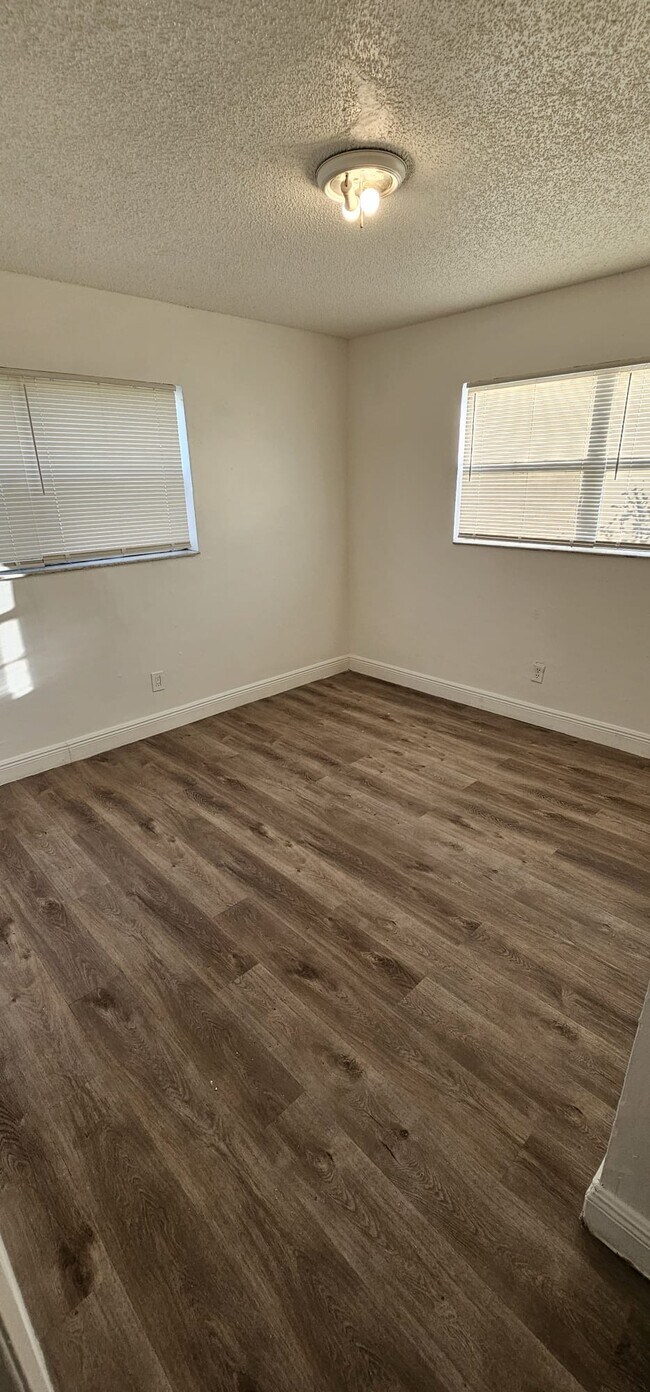 Foto del edificio - 736 NW 2nd Ave