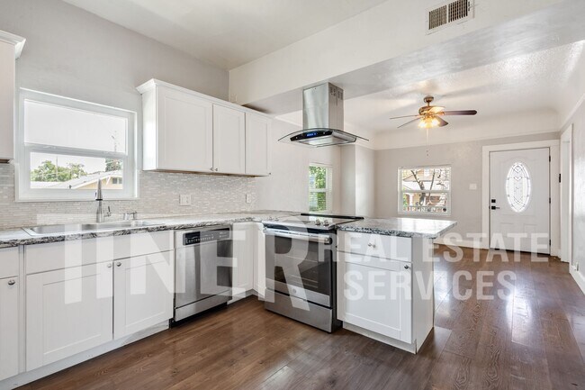 Building Photo - **$500 OFF 2ND MO RENT!!** 3 Bedroom home ...
