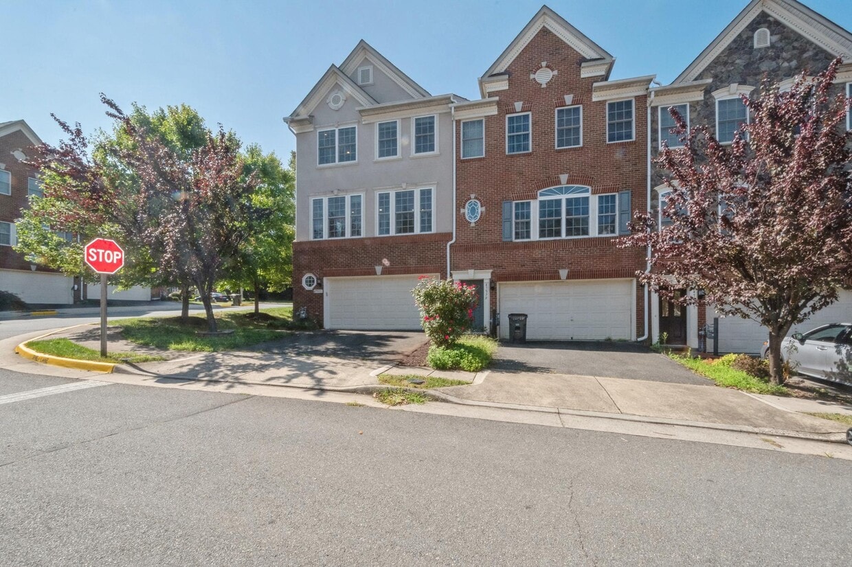 Primary Photo - 47581 Royal Burnham Terrace