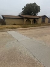 Building Photo - 735 Willow Run