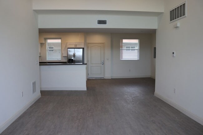 Building Photo - 7120 Bellaire Ave