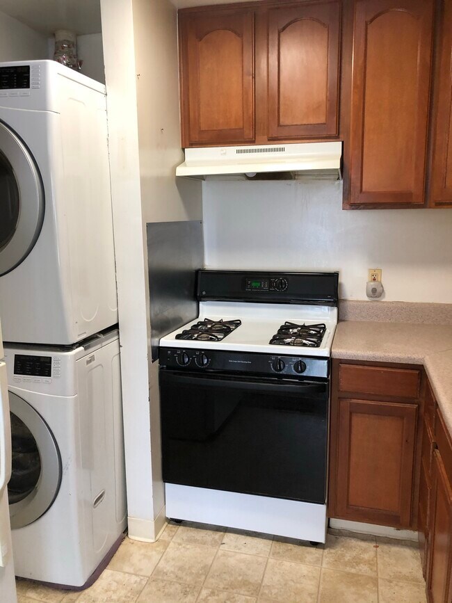 Kitchen-Stove - 1631 Gainesville St SE