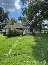 Building Photo - 609 S Oak St