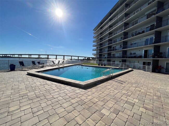 Foto del edificio - 101 N Riverside Dr