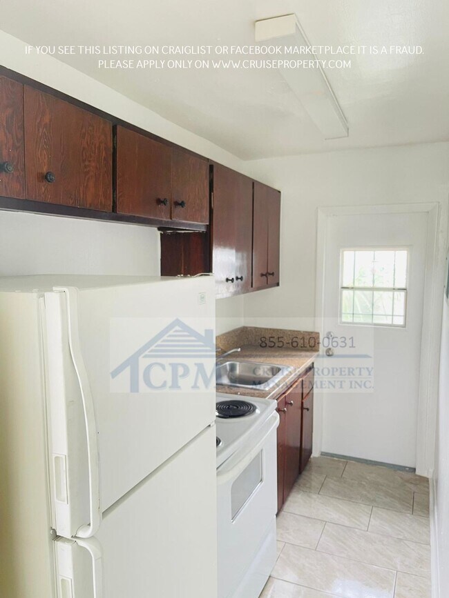Building Photo - Affordable Downtown WPB 2/1 without the Downtown Price Steps Away From it ALL!! $995 Sec Dep spec...