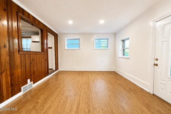 Foto del edificio - 127 N Pine Ave