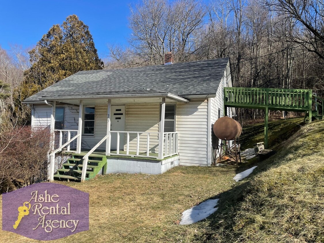 Primary Photo - Quaint Cottage Walking Distance to Downtow...