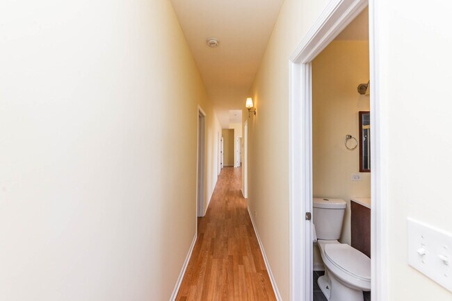 Foto del edificio - 2455 W Armitage Ave