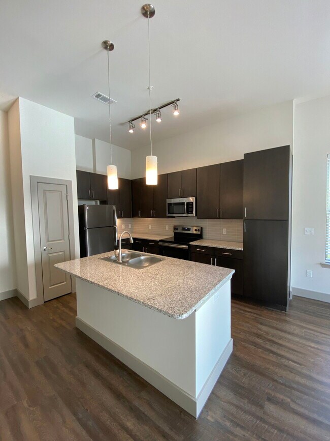 Building Photo - 4211 Glenview Dr
