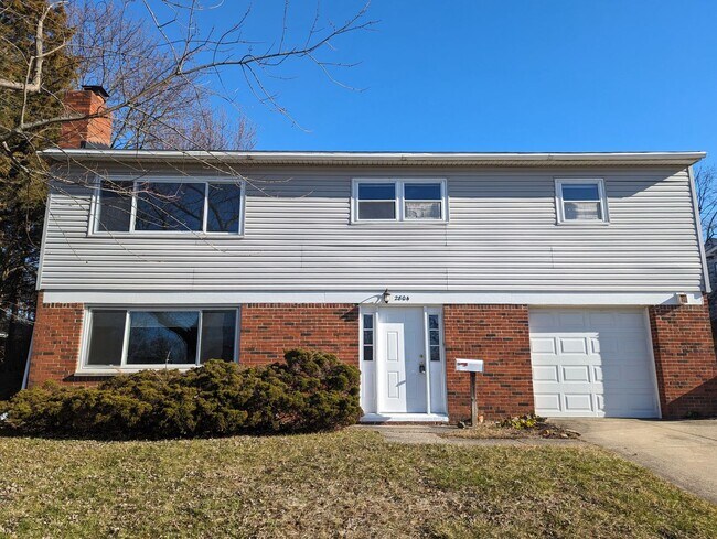 Foto del edificio - Available NOW - Large 3 Bedroom Home in th...