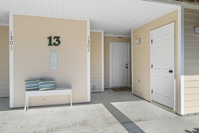 Building Photo - 3350 Club Villas Dr