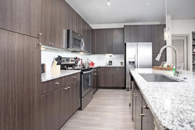 Building Photo - 1905 Canterbury St