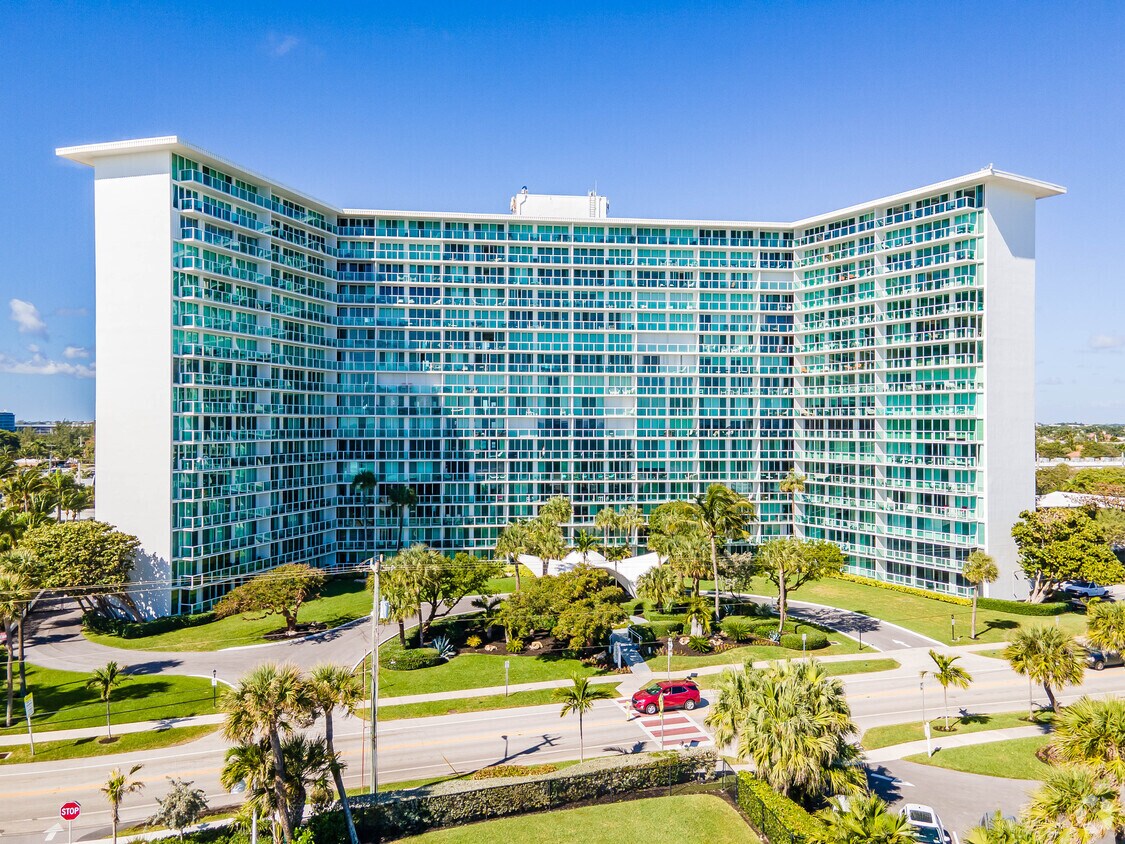 Tiara East Apartments in Deerfield Beach, FL