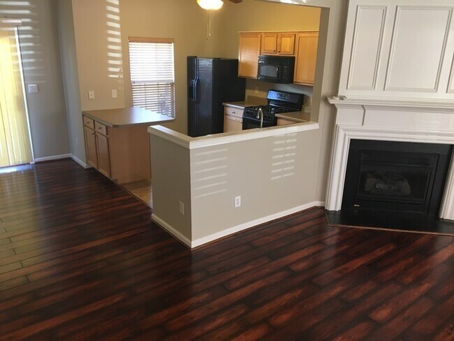 Foto del edificio - Gas Fireplace! Fenced-in Patio! Storage Space!