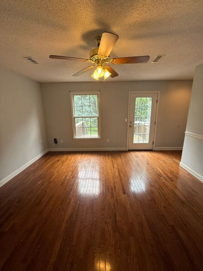 Foto del edificio - Worry free living, brick condo in Jonesborough!